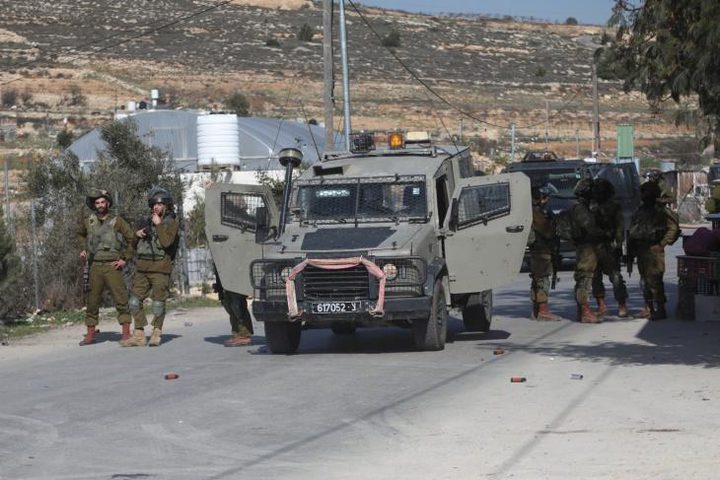 الاحتلال يصيب شابا بالرصاص في المزرعة الشرقية ويعتقل فتيين في المغير