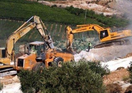الاحتلال يجرف عشرات الدونمات المزروعة بالزيتون شرق قلقيلية