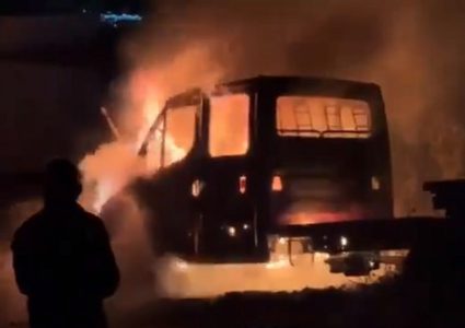 مستوطنون يحرقون منزلا ومركبتين في حوارة جنوب نابلس