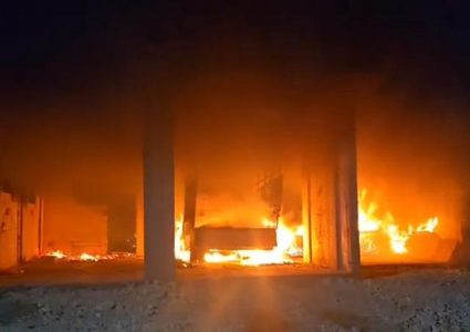 مستوطنون يحرقون منزلا ومركبة وبقالة في بيت فوريك شرق نابلس