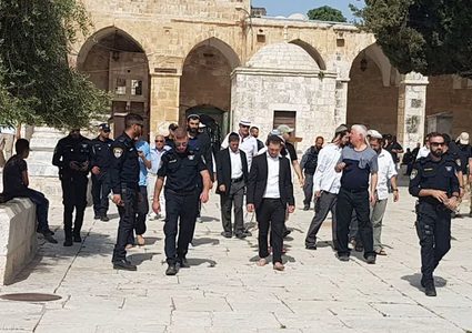 مستوطنون يقتحمون المسجد الأقصى