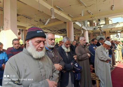 إقامة صلاة الجمعة بمسجد الفاروق المدمر في النصيرات وسط القطاع