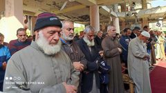 إقامة صلاة الجمعة بمسجد الفاروق المدمر في النصيرات وسط القطاع