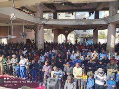 إقامة صلاة الجمعة بمسجد الفاروق المدمر في النصيرات وسط القطاع