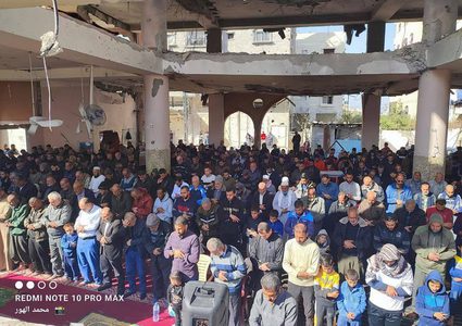 إقامة صلاة الجمعة بمسجد الفاروق المدمر في النصيرات وسط القطاع