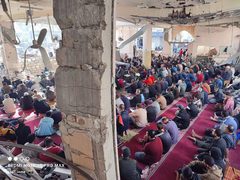 إقامة صلاة الجمعة بمسجد الفاروق المدمر في النصيرات وسط القطاع