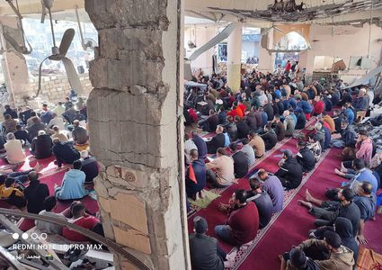 إقامة صلاة الجمعة بمسجد الفاروق المدمر في النصيرات وسط القطاع