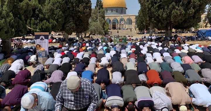 40 ألفا يؤدون صلاة الجمعة في المسجد الأقصى
