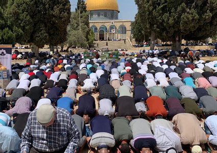 40 ألفا يؤدون صلاة الجمعة في المسجد الأقصى