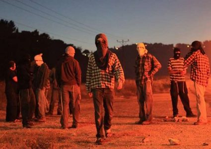 مستوطنون يحرقون خيمة ويعتدون على مواطن واسرته في المنيا ببيت لحم