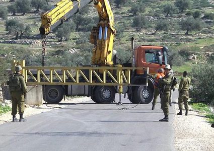 الاحتلال ينصب بوابة حديدية عند مدخل قرية ياسوف