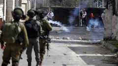 الاحتلال يغلق مدرسة العروب الثانوية خلال اقتحام مخيم العروب