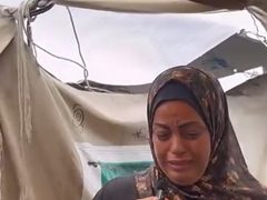 بين الموت والحياة: أم فلسطينية تصرخ حزناً فيُعيد صوتها ابنها من كفنه