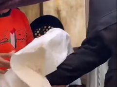 بين الموت والحياة: أم فلسطينية تصرخ حزناً فيُعيد صوتها ابنها من كفنه