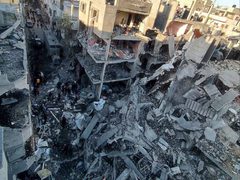 من مكان المجزرة في مخيم النصيرات وسط قطاع غزة والتي راح ضحيتها 30 شهيــداً