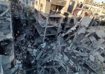 من مكان المجزرة في مخيم النصيرات وسط قطاع غزة والتي راح ضحيتها 30 شهيــداً