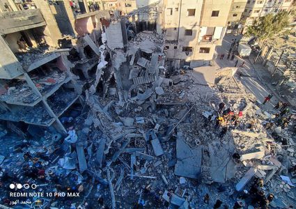 من مكان المجزرة في مخيم النصيرات وسط قطاع غزة والتي راح ضحيتها 30 شهيــداً