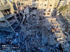من مكان المجزرة في مخيم النصيرات وسط قطاع غزة والتي راح ضحيتها 30 شهيــداً