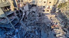 من مكان المجزرة في مخيم النصيرات وسط قطاع غزة والتي راح ضحيتها 30 شهيــداً