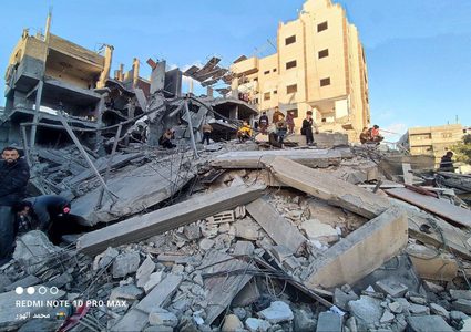 من مكان المجزرة في مخيم النصيرات وسط قطاع غزة والتي راح ضحيتها 30 شهيــداً