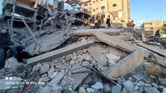 من مكان المجزرة في مخيم النصيرات وسط قطاع غزة والتي راح ضحيتها 30 شهيــداً