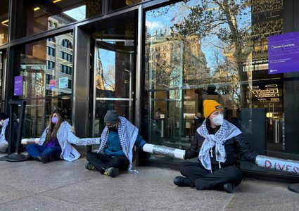 طلاب يغلقون مكتبة في نيويورك احتجاجا على العدوان على غزة