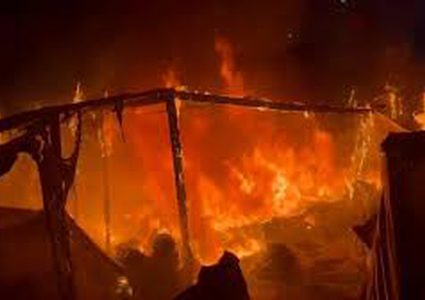 شهداء ومصابون في قصف الاحتلال خيمة تؤوي نازحين في دير البلح