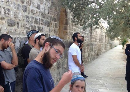 مستوطنون يؤدون طقوسا تلمودية قرب مخيم الفوار جنوب الخليل