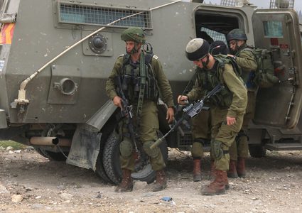 قوة خاصة تعتقل ٥ شبان قرب قرية زعترة