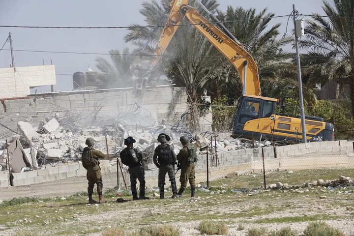 الاحتلال يشق طريقا استعمارية جديدة في الخليل