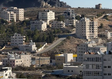 مستوطنون يضرمون النيران في أراضي المواطنين بمدينة البيرة