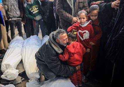 52 شهيدا خلال يوم في غزة