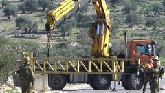 الاحتلال ينصب بوابة حديدية على مدخل المنشية جنوب بيت لحم