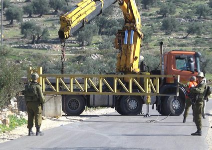 الاحتلال ينصب بوابة حديدية على مدخل المنشية جنوب بيت لحم