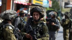 الاحتلال يعتقل شابا ويحتجز ويحقق مع عشرات آخرين في بيت لحم