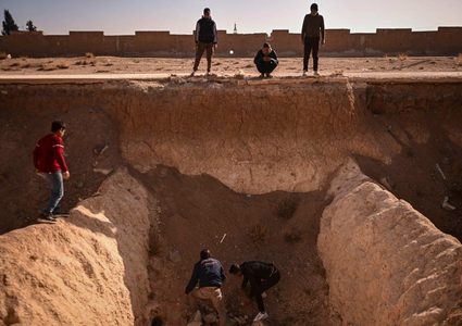 العثور على مقبرة جماعية خارج دمشق تحوي 100 الف جثة على افضل تقدير قتلهم نظام المجرم الهارب بشار الاسد.
