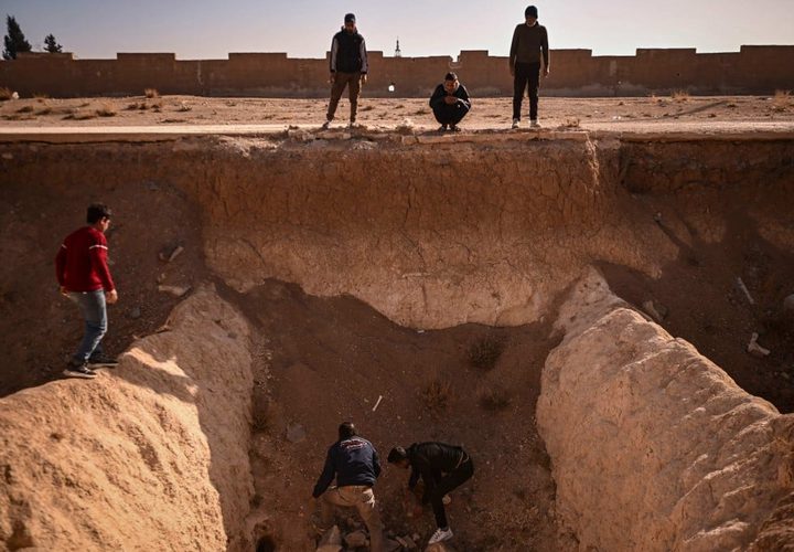 العثور على مقبرة جماعية خارج دمشق تحوي 100 الف جثة على افضل تقدير قتلهم نظام المجرم الهارب بشار الاسد.