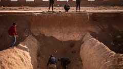 العثور على مقبرة جماعية خارج دمشق تحوي 100 الف جثة على افضل تقدير قتلهم نظام المجرم الهارب بشار الاسد.