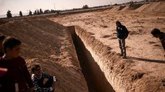 العثور على مقبرة جماعية خارج دمشق تحوي 100 الف جثة على افضل تقدير قتلهم نظام المجرم الهارب بشار الاسد.