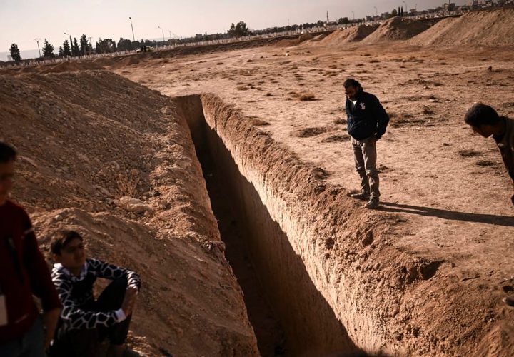 العثور على مقبرة جماعية خارج دمشق تحوي 100 الف جثة على افضل تقدير قتلهم نظام المجرم الهارب بشار الاسد.