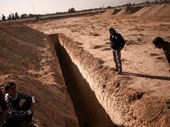العثور على مقبرة جماعية خارج دمشق تحوي 100 الف جثة على افضل تقدير قتلهم نظام المجرم الهارب بشار الاسد.