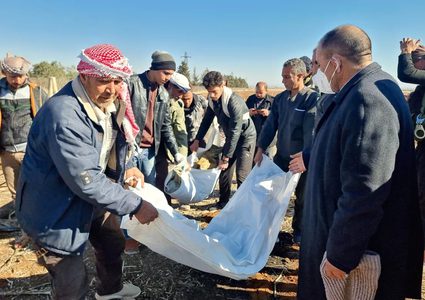 العثور على مقبرة جماعية خارج دمشق تحوي 100 الف جثة على افضل تقدير قتلهم نظام المجرم الهارب بشار الاسد.