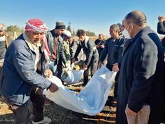 العثور على مقبرة جماعية خارج دمشق تحوي 100 الف جثة على افضل تقدير قتلهم نظام المجرم الهارب بشار الاسد.