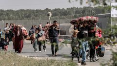 القصف الإسرائيلي يجبر الفلسطينيين على النزوح من مواصي رفح