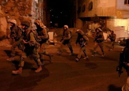 الاحتلال يقتحم بيت إكسا ويعتقل فتى