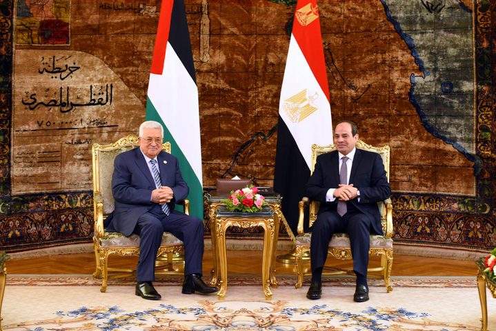 الرئيس محمود عباس يصل مصر للمشاركة في أعمال قمة منظمة الدول الثماني