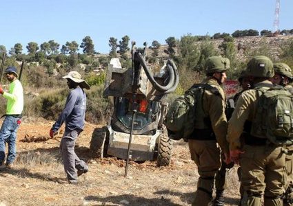 مستوطنون يحرثون أراضي زراعية في الأغوار الشمالية