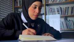 من الورقة والكلمة إلى الإبداع.. طالبة بجامعة النجاح تحوّل شغفها إلى قصة نجاح