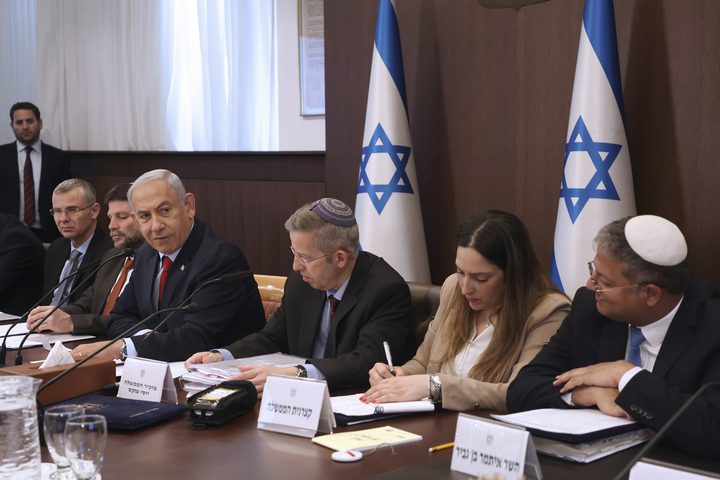 الكابينت يوصي بتعزيز التنسيق مع السلطة وزيادة تصاريح العمل للفلسطينيين