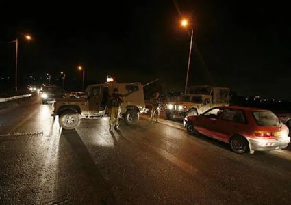 الاحتلال يغلق مدخل حزما وسط اندلاع مواجهات